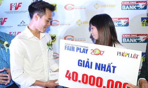 Nhà tài trợ V-League thưởng nóng cho hành động đẹp của Văn Toàn - Bóng Đá