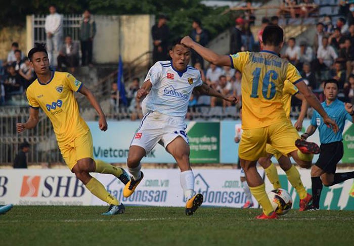 TRỰC TIẾP Quảng Nam 1-0 FLC Thanh Hóa: Tiến Dũng mắc lỗi, chủ nhà vượt lên  - Bóng Đá