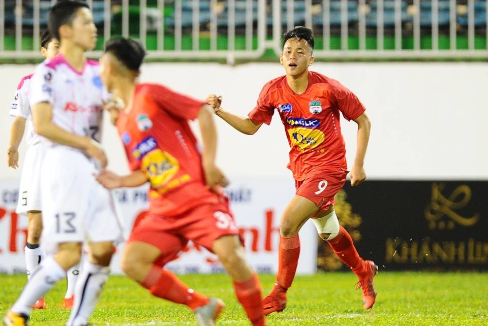 Thầy Giôm hài hước nói về “truyền nhân” của Văn Toàn ở U19 HAGL - Bóng Đá