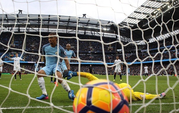 Chùm ảnh: Man City vượt khó nhờ bàn thắng muộn của Jesus - Bóng Đá