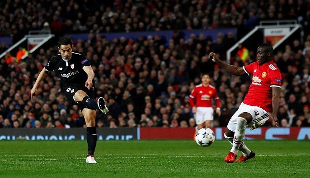 De Gea thất thần nhìn đồng đội 