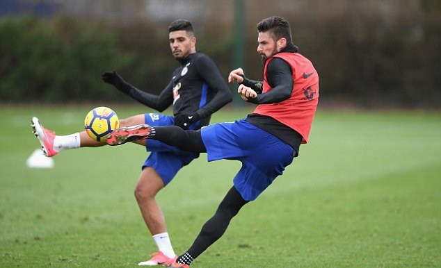 HLV Conte ân cần chỉ bảo tân binh Giroud - Bóng Đá