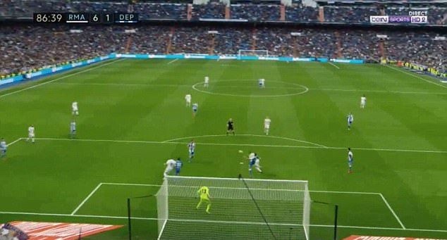 Cực hài: Ronaldo mượn điện thoại bác sĩ soi vết thương - Bóng Đá