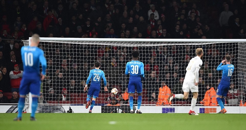 HLV Wenger nóng mặt khi thua Ostersunds ngay tại Emirates - Bóng Đá