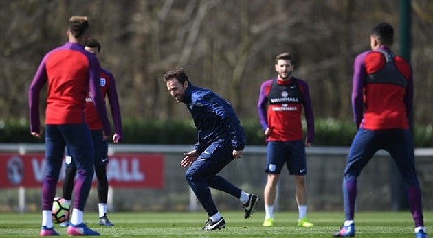 Southgate vui vẻ làm quân xanh cho các học trò  - Bóng Đá