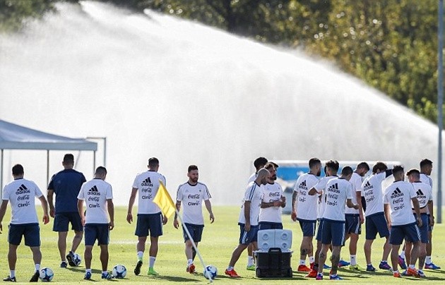 Messi khoe hình xăm độc trong ngày hội quân  - Bóng Đá