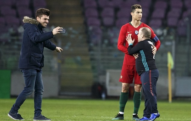 Fan cuồng vào sân 'âu yếm' Cristiano Ronaldo - Bóng Đá