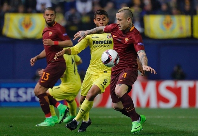 Chùm ảnh: Hat-trick của Dzeko nhấn chìm 