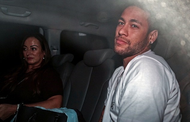 Neymar mặt không biến sắc trên đường đến bệnh viện điều trị - Bóng Đá