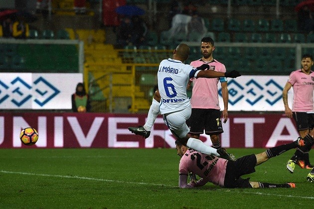 Chùm ảnh: Inter Milan gian nan vượt ải Palermo - Bóng Đá