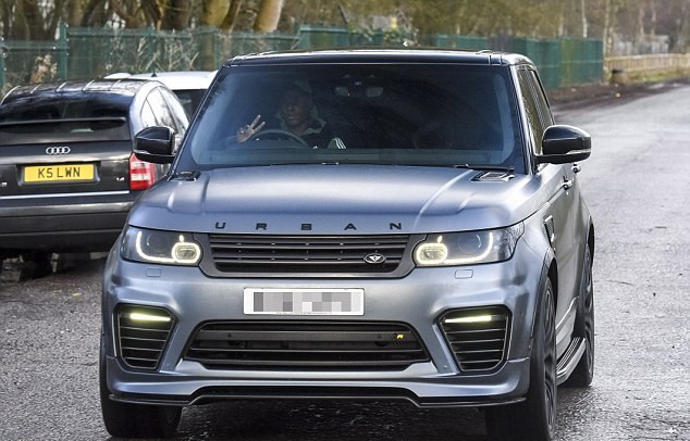 Mkhitaryan rầu rĩ đến sân tập - Bóng Đá