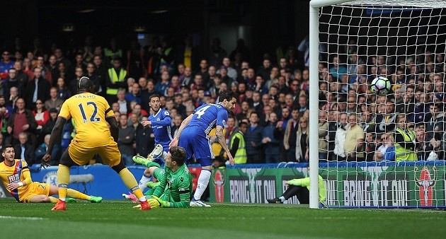 Benteke và Zaha thi nhau đánh sập Stamford Bridge - Bóng Đá