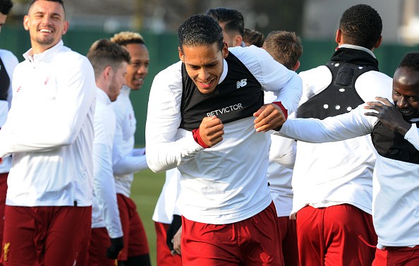 Van Dijk pha trò, sân tập Liverpool rộn tiếng cười - Bóng Đá