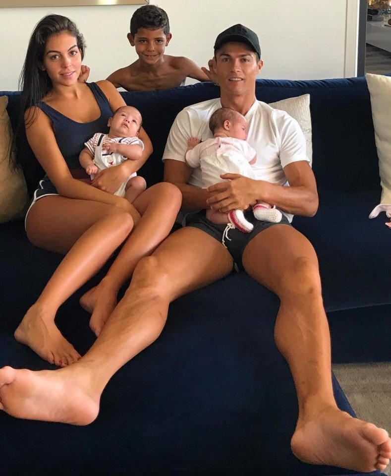Nể phục tài chăm con của bạn gái 'vạn người mê' của Ronaldo - Bóng Đá