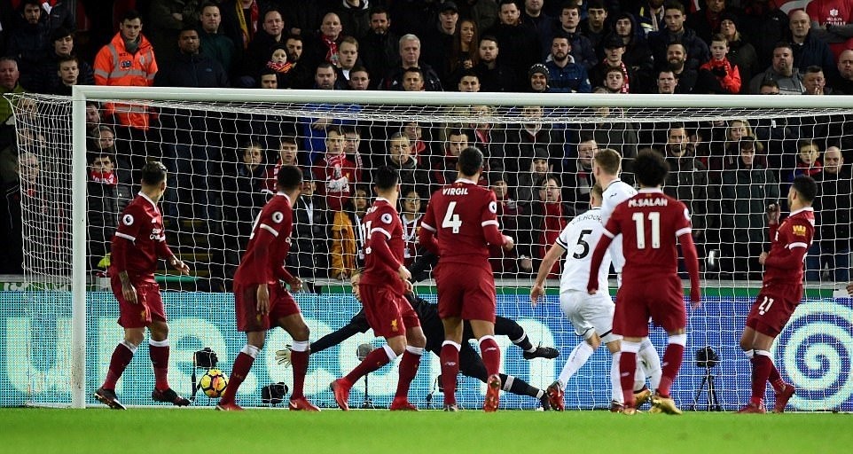 Góc Liverpool: Ngay cả Van Dijk cũng hóa tầm thường - Bóng Đá