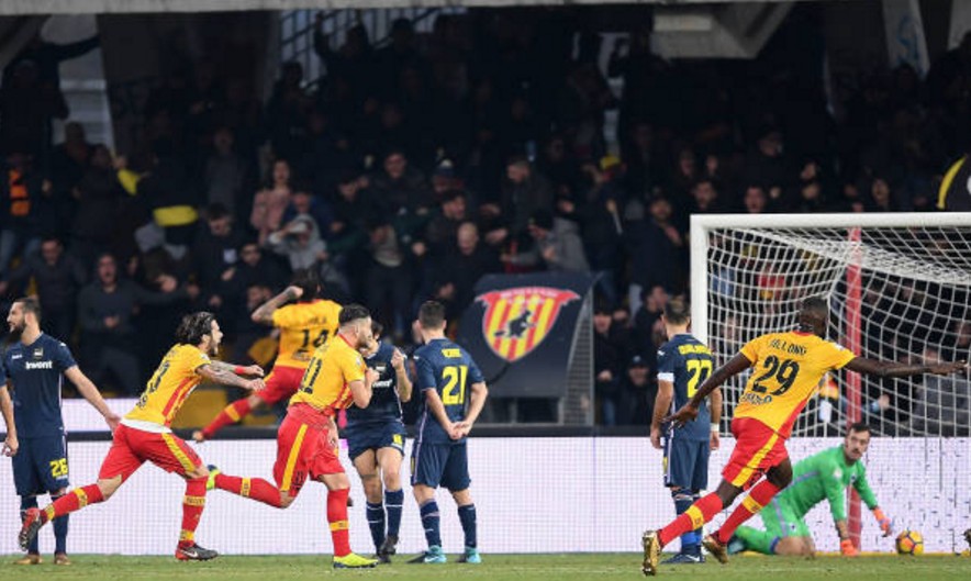 Napoli giữ vững ngôi đầu, Benevento lại tạo địa chấn - Bóng Đá