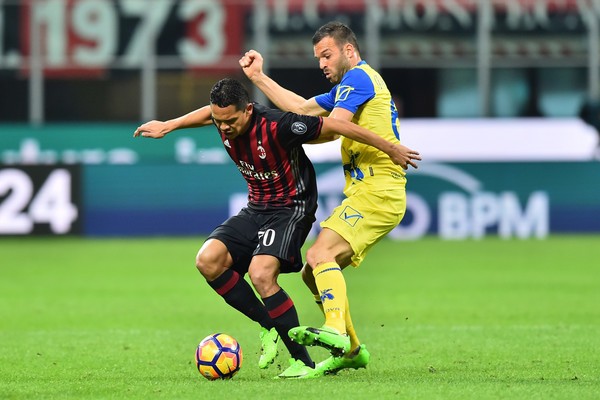Đá hỏng pen, nhưng Bacca vẫn lập công đầu giúp Milan hạ gục Chievo - Bóng Đá