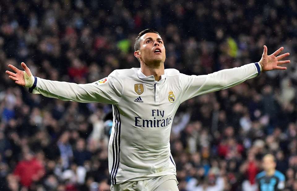 Ronaldo kiếm được bao nhiều tiền từ việc post Facebook? - Bóng Đá