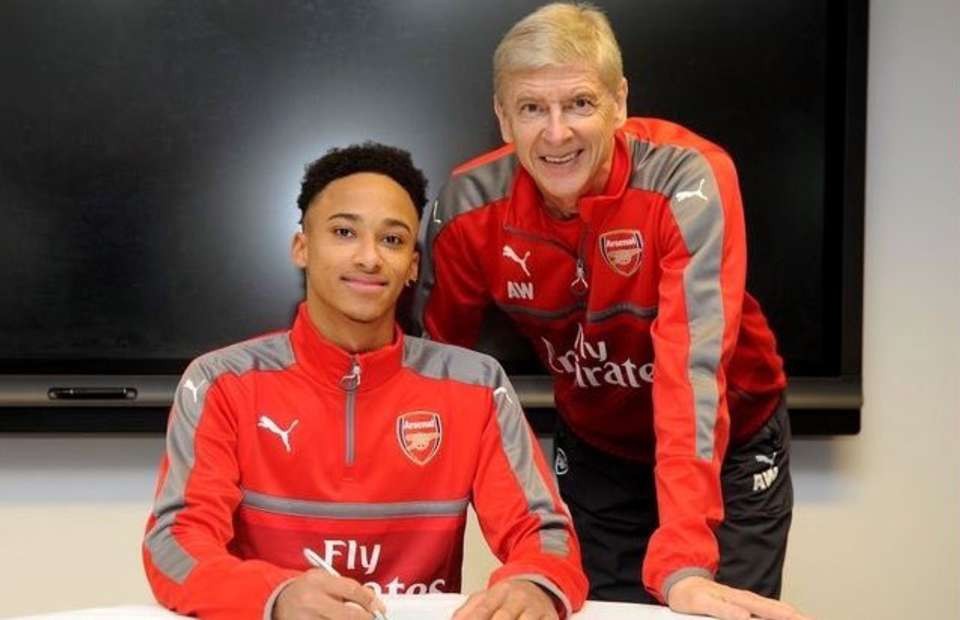 Bị phát hiện là fan Man Utd, tân binh Arsenal xóa luôn Twitter - Bóng Đá