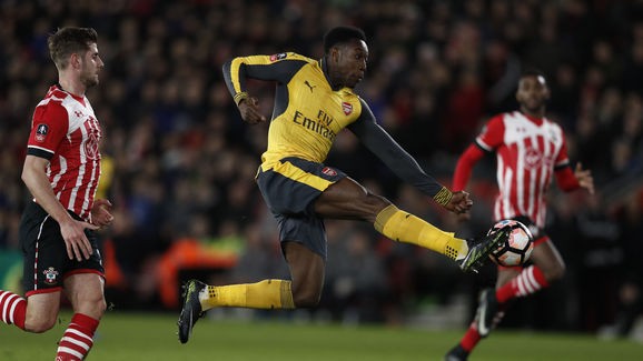 Chê sân xấu, Welbeck từ chối đá cho Arsenal - Bóng Đá