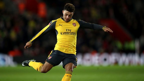 Wenger lại tính kéo Chamberlain vào đá trung tâm - Bóng Đá