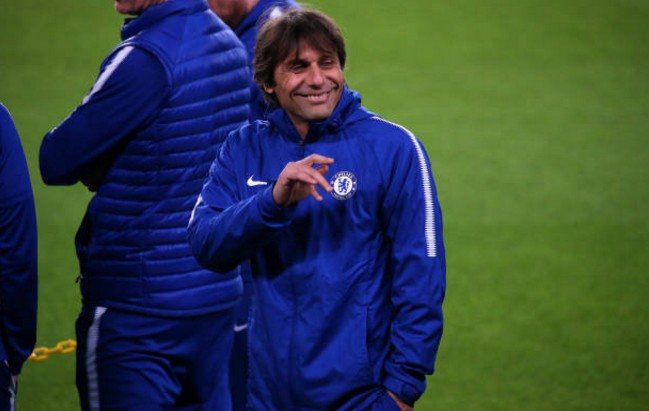 Thầy trò Conte đầy lạc quan khi đặt vừa đặt chân tới Nou Camp - Bóng Đá