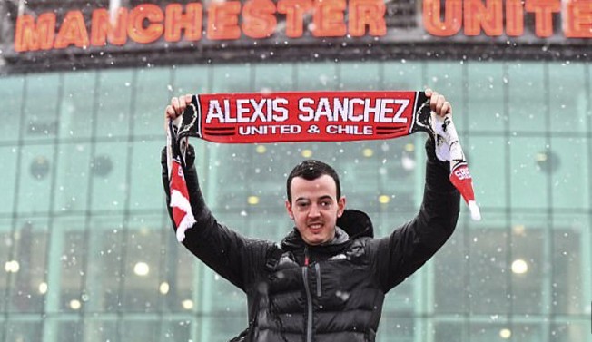 Mặc tiết trời lạnh giá, CĐV Man Utd vẫn tới Old Trafford chờ Sanchez - Bóng Đá