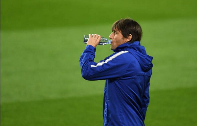 Thầy trò Conte đầy lạc quan khi đặt vừa đặt chân tới Nou Camp - Bóng Đá
