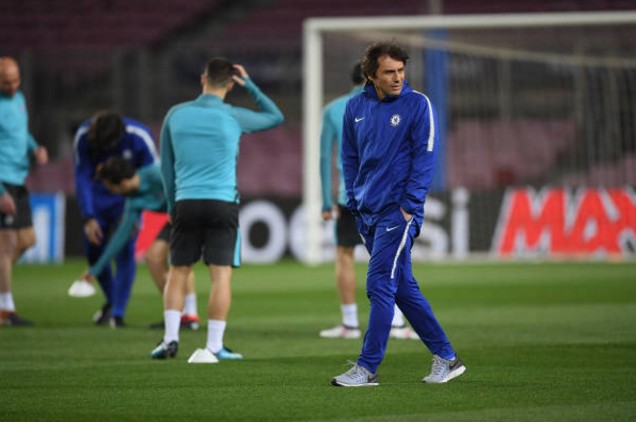 Thầy trò Conte đầy lạc quan khi đặt vừa đặt chân tới Nou Camp - Bóng Đá