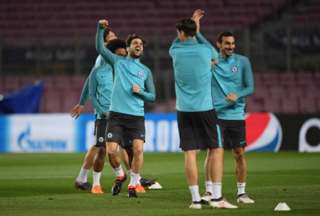 Thầy trò Conte đầy lạc quan khi đặt vừa đặt chân tới Nou Camp - Bóng Đá