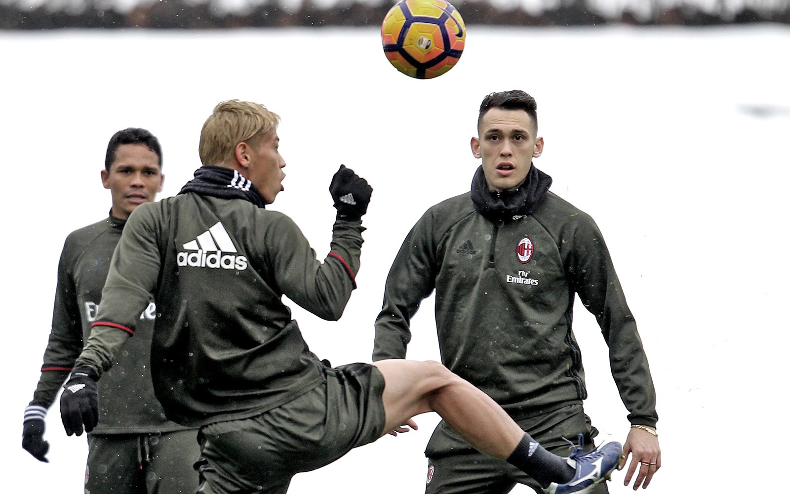 Trước đại chiến, AC Milan cắn răng tập luyện dưới cái lạnh thấu xương - Bóng Đá