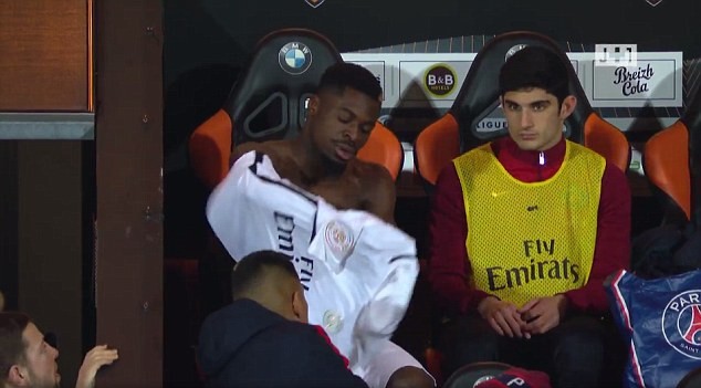 Mất gần 10 phút để vào sân thay người, hậu vệ PSG tỏ rõ thái độ với Unai Emery - Bóng Đá