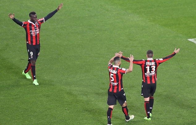Balotelli lập chiến công đầu, Nice chỉ còn kém PSG 1 điểm - Bóng Đá