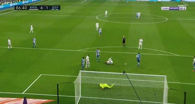 Cực hài: Ronaldo mượn điện thoại bác sĩ soi vết thương - Bóng Đá