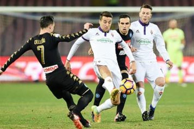 Thủ quân West Ham gây sốc khi vật ngã CĐV trên sân - Bóng Đá