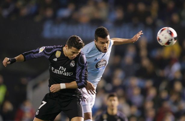 Sau tất cả, bạn gái theo Alexis Sanchez đến khách sạn Lowry - Bóng Đá