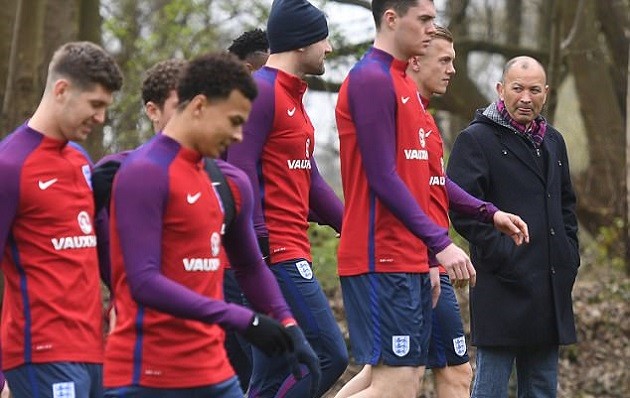 Southgate vui vẻ làm quân xanh cho các học trò  - Bóng Đá