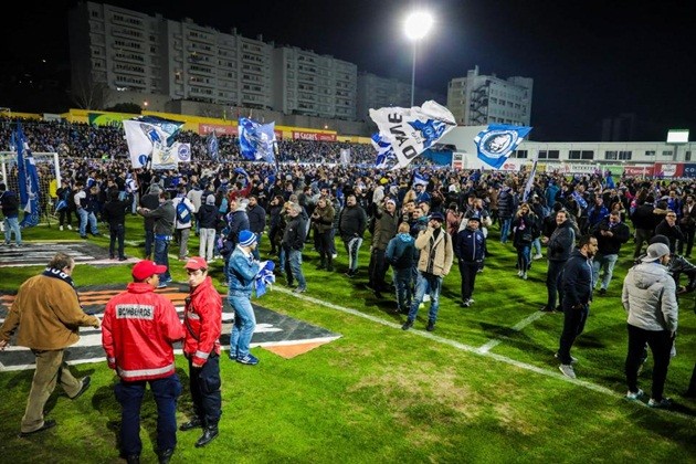 Sợ khán đài đổ sập, CĐV Porto tổ chức 