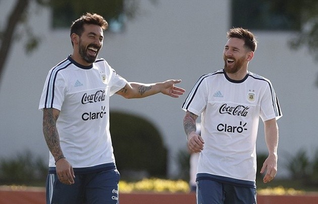 Messi khoe hình xăm độc trong ngày hội quân  - Bóng Đá