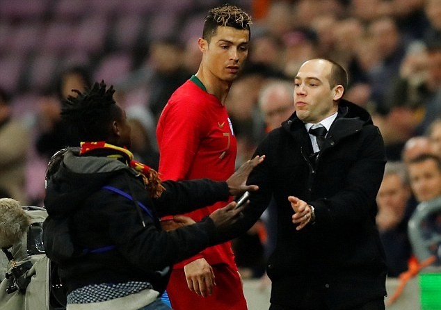 Fan cuồng vào sân 'âu yếm' Cristiano Ronaldo - Bóng Đá