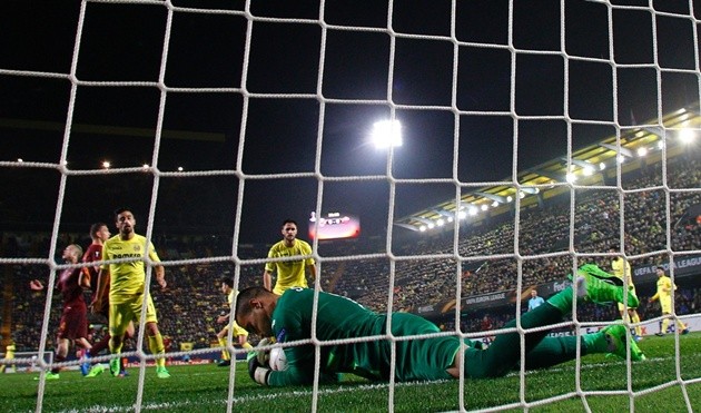 Chùm ảnh: Hat-trick của Dzeko nhấn chìm 