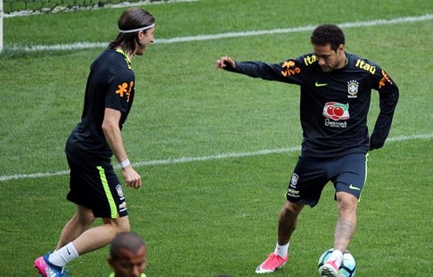 Ảnh Neymar trả lời phỏng vấn và tập luyện - Bóng Đá