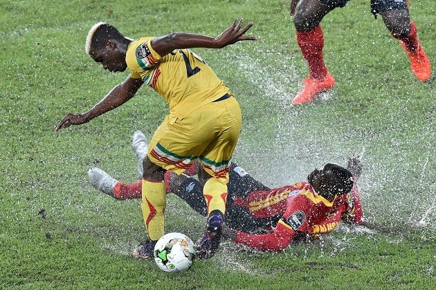 Uganda và Mali bất phân thắng bại trong trận thủy chiến - Bóng Đá