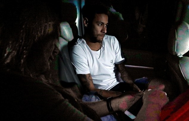 Neymar mặt không biến sắc trên đường đến bệnh viện điều trị - Bóng Đá