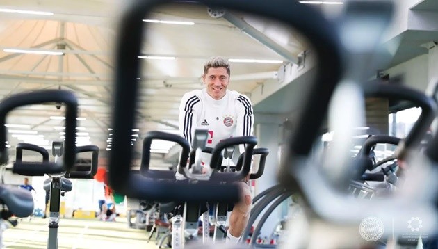 Lewandowski vùi đầu trong phòng tập gym chờ ngày tái xuất - Bóng Đá