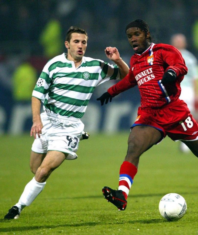 Danh thủ Roy Keane đội tuyết đưa tiễn Liam Miller - Bóng Đá