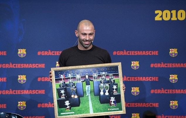 Mascherano rơi lệ trong lễ chia tay Barcelona - Bóng Đá