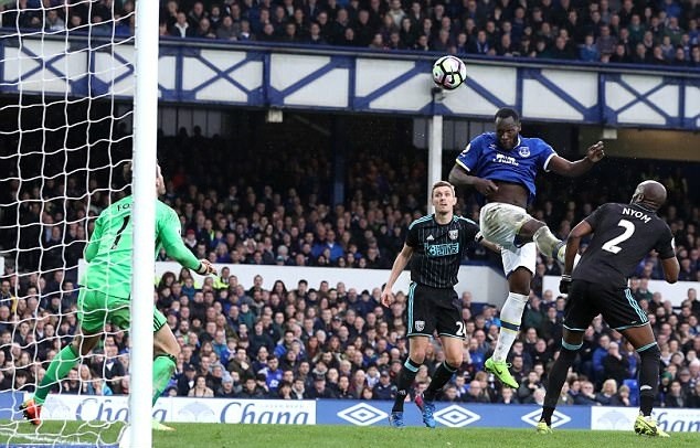 Chùm ảnh: Mặc tin đồn ra đi, Lukaku lặng lẽ trở lại sân tập - Bóng Đá