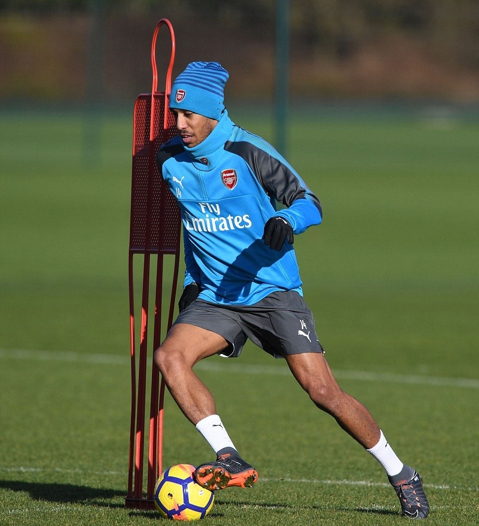 Aubameyang nuốt từng lời của Giáo sư trong buổi tập đầu tiên  - Bóng Đá