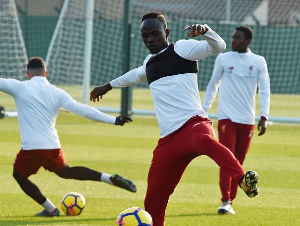 Van Dijk pha trò, sân tập Liverpool rộn tiếng cười - Bóng Đá